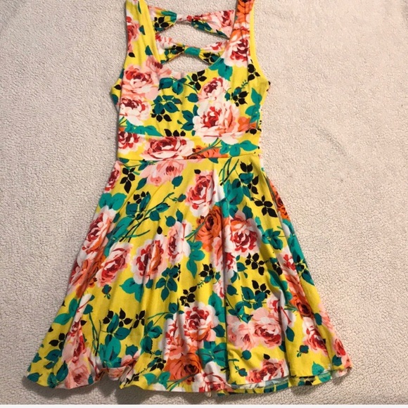 Monteau Dresses & Skirts - Monteau yellow floral dress small